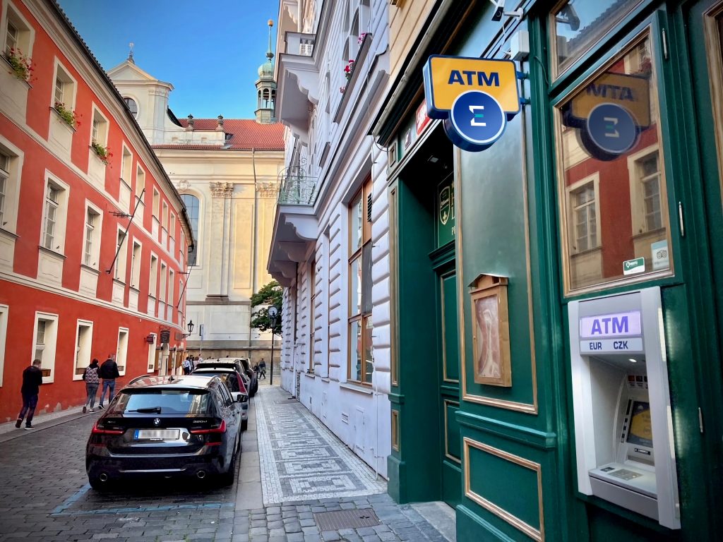 Zavádějící video o bankomatech Euronet