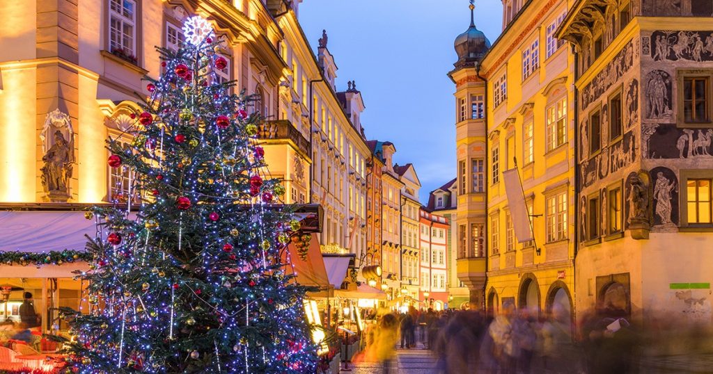 Na vánoční trhy s hotovostí. Češi ji používají hlavně u stánků a menších prodejců