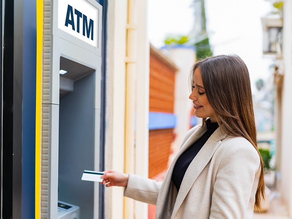 Jak fungují poplatky za směnu měn při výběrech z bankomatů v Česku